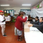 Perú celebra primera vuelta presidencial en medio de retrasos por falta de material electoral