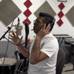 Senador de Puebla desata crítica en redes tras debutar como cantante