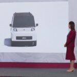 Presenta Sheinbaum primer prototipo de mini vehículo eléctrico Olinia