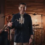 Andalucía: Presidente de la comunidad canta en video para promocionarla