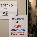 CNN, MS NOW y Político demandan a La Casa Blanca por veto; medios se solidarizan y suspenden cobertura a Trump