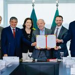 Lula Da Silva aumenta 15% bolsa Familia, programa social de Brasil, a dos semanas de la elección