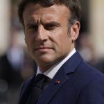 Anuncia Macron prohibición de celulares en escuelas secundarias de Francia