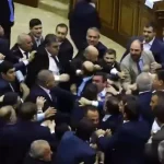 Batalla campal en el Parlamento de Armenia; diputados se agarran a golpes